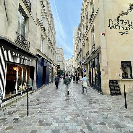 Coeur Du Marais-rue Des Rosiers *